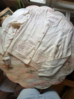 Vintage Melrose Cream Button-Up Cardigan with Floral Sequin Appliqué Pockets